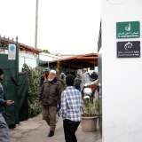 A quel punto la moschea si svuota. I fedeli si rimettono le scarpe e vanno via